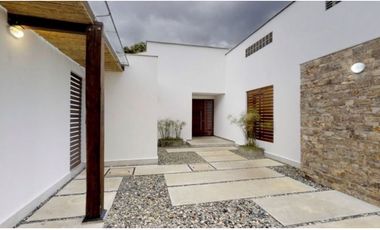 CASA CON PISCINA EN LA MORADA.