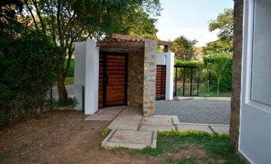 CASA CON PISCINA EN LA MORADA.