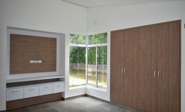 CASA CON PISCINA EN LA MORADA.