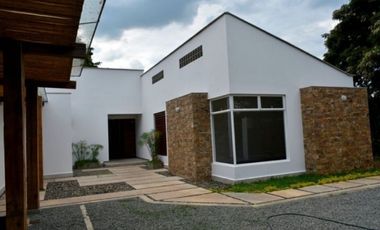 CASA CON PISCINA EN LA MORADA.