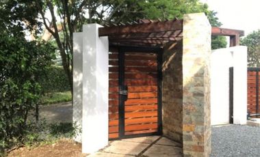 CASA CON PISCINA EN LA MORADA.