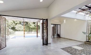 CASA CON PISCINA EN LA MORADA.