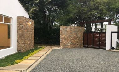 CASA CON PISCINA EN LA MORADA.