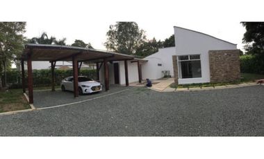CASA CON PISCINA EN LA MORADA.