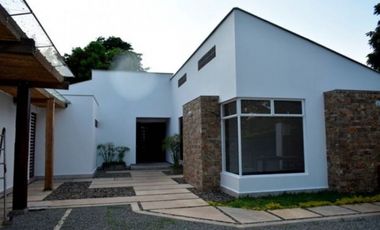 CASA CON PISCINA EN LA MORADA.