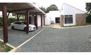 CASA CON PISCINA EN LA MORADA.
