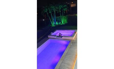 CASA CON PISCINA Y JACUZZI