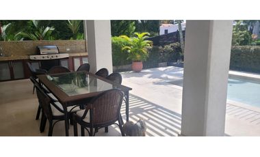 CASA CON PISCINA Y JACUZZI
