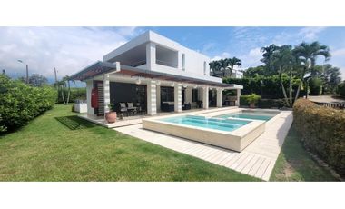 CASA CON PISCINA Y JACUZZI