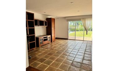 CASA CON PISCINA DE UN PISO CON AMPLIAS ZONAS VERDES