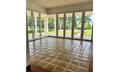 CASA CON PISCINA DE UN PISO CON AMPLIAS ZONAS VERDES