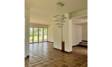 CASA CON PISCINA DE UN PISO CON AMPLIAS ZONAS VERDES