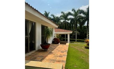 CASA CON PISCINA DE UN PISO CON AMPLIAS ZONAS VERDES