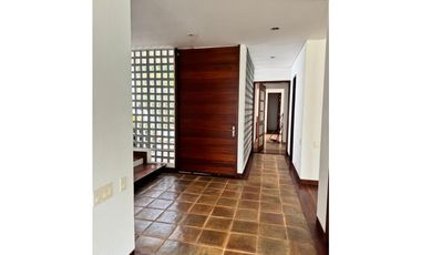 CASA CON PISCINA DE UN PISO CON AMPLIAS ZONAS VERDES
