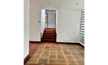 CASA CON PISCINA DE UN PISO CON AMPLIAS ZONAS VERDES
