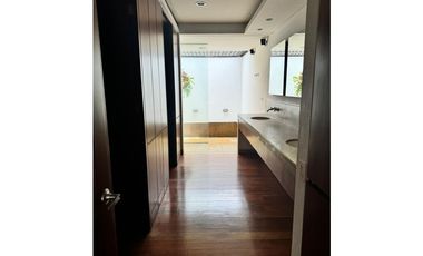 CASA CON PISCINA DE UN PISO CON AMPLIAS ZONAS VERDES