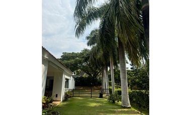 CASA CON PISCINA DE UN PISO CON AMPLIAS ZONAS VERDES