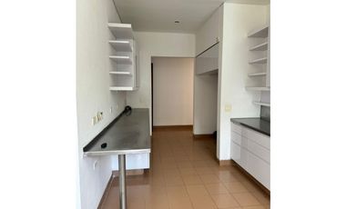 CASA CON PISCINA DE UN PISO CON AMPLIAS ZONAS VERDES