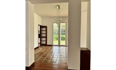 CASA CON PISCINA DE UN PISO CON AMPLIAS ZONAS VERDES