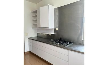 CASA CON PISCINA DE UN PISO CON AMPLIAS ZONAS VERDES
