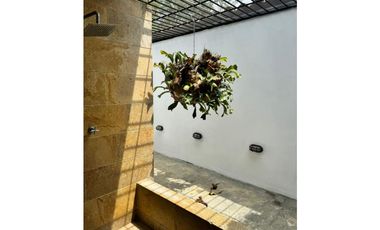 CASA CON PISCINA DE UN PISO CON AMPLIAS ZONAS VERDES