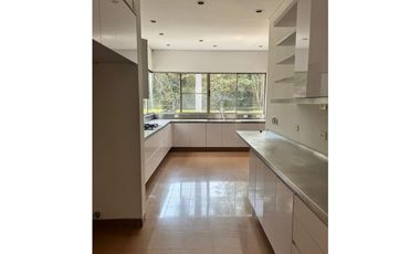 CASA CON PISCINA DE UN PISO CON AMPLIAS ZONAS VERDES