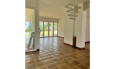 CASA CON PISCINA DE UN PISO CON AMPLIAS ZONAS VERDES