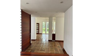 CASA CON PISCINA DE UN PISO CON AMPLIAS ZONAS VERDES