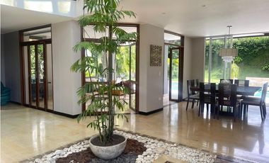 CASA CON PISCINA Y JACUZZI  RODEADA DE ZONA VERDE