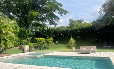 CASA CON PISCINA Y JACUZZI  RODEADA DE ZONA VERDE