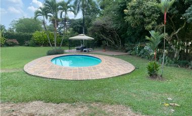CASA  INDEPENDIENTE CON PISCINA Y AMPLIA ZONA VERDE