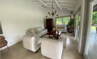 CASA  INDEPENDIENTE CON PISCINA Y AMPLIA ZONA VERDE