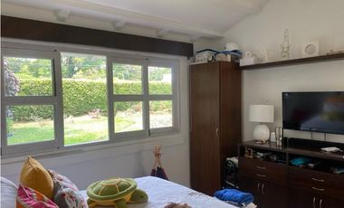CASA  INDEPENDIENTE CON PISCINA Y AMPLIA ZONA VERDE