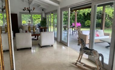 CASA  INDEPENDIENTE CON PISCINA Y AMPLIA ZONA VERDE