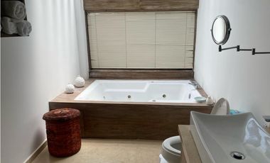 CASA  INDEPENDIENTE CON PISCINA Y AMPLIA ZONA VERDE