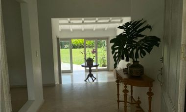 CASA  INDEPENDIENTE CON PISCINA Y AMPLIA ZONA VERDE
