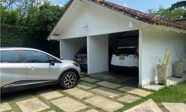 CASA  INDEPENDIENTE CON PISCINA Y AMPLIA ZONA VERDE