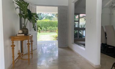 CASA  INDEPENDIENTE CON PISCINA Y AMPLIA ZONA VERDE