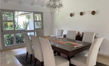 CASA  INDEPENDIENTE CON PISCINA Y AMPLIA ZONA VERDE