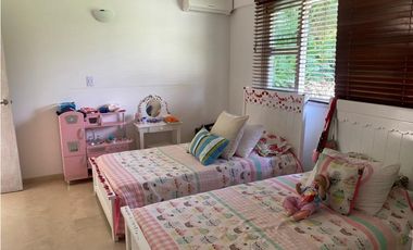 CASA  INDEPENDIENTE CON PISCINA Y AMPLIA ZONA VERDE