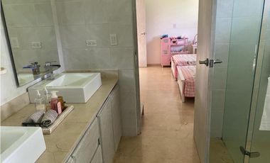 CASA  INDEPENDIENTE CON PISCINA Y AMPLIA ZONA VERDE