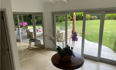 CASA  INDEPENDIENTE CON PISCINA Y AMPLIA ZONA VERDE