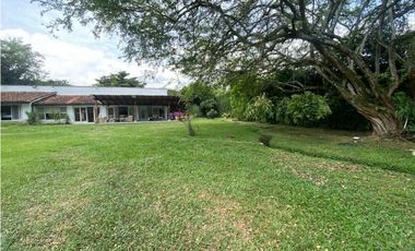 CASA  INDEPENDIENTE CON PISCINA Y AMPLIA ZONA VERDE