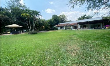 CASA  INDEPENDIENTE CON PISCINA Y AMPLIA ZONA VERDE