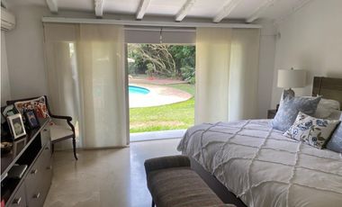 CASA  INDEPENDIENTE CON PISCINA Y AMPLIA ZONA VERDE