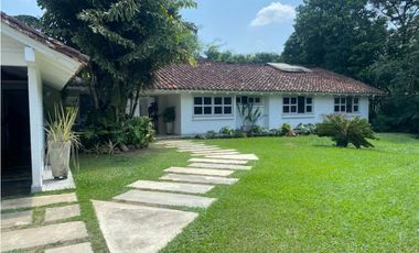 CASA  INDEPENDIENTE CON PISCINA Y AMPLIA ZONA VERDE