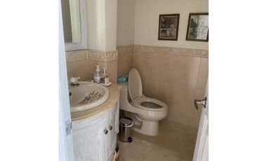 CASA  INDEPENDIENTE CON PISCINA Y AMPLIA ZONA VERDE