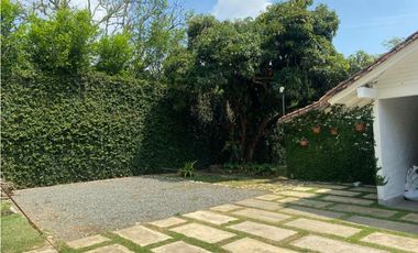 CASA  INDEPENDIENTE CON PISCINA Y AMPLIA ZONA VERDE