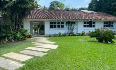 CASA  INDEPENDIENTE CON PISCINA Y AMPLIA ZONA VERDE