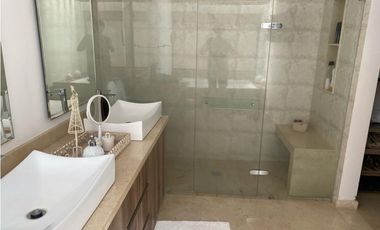 CASA  INDEPENDIENTE CON PISCINA Y AMPLIA ZONA VERDE